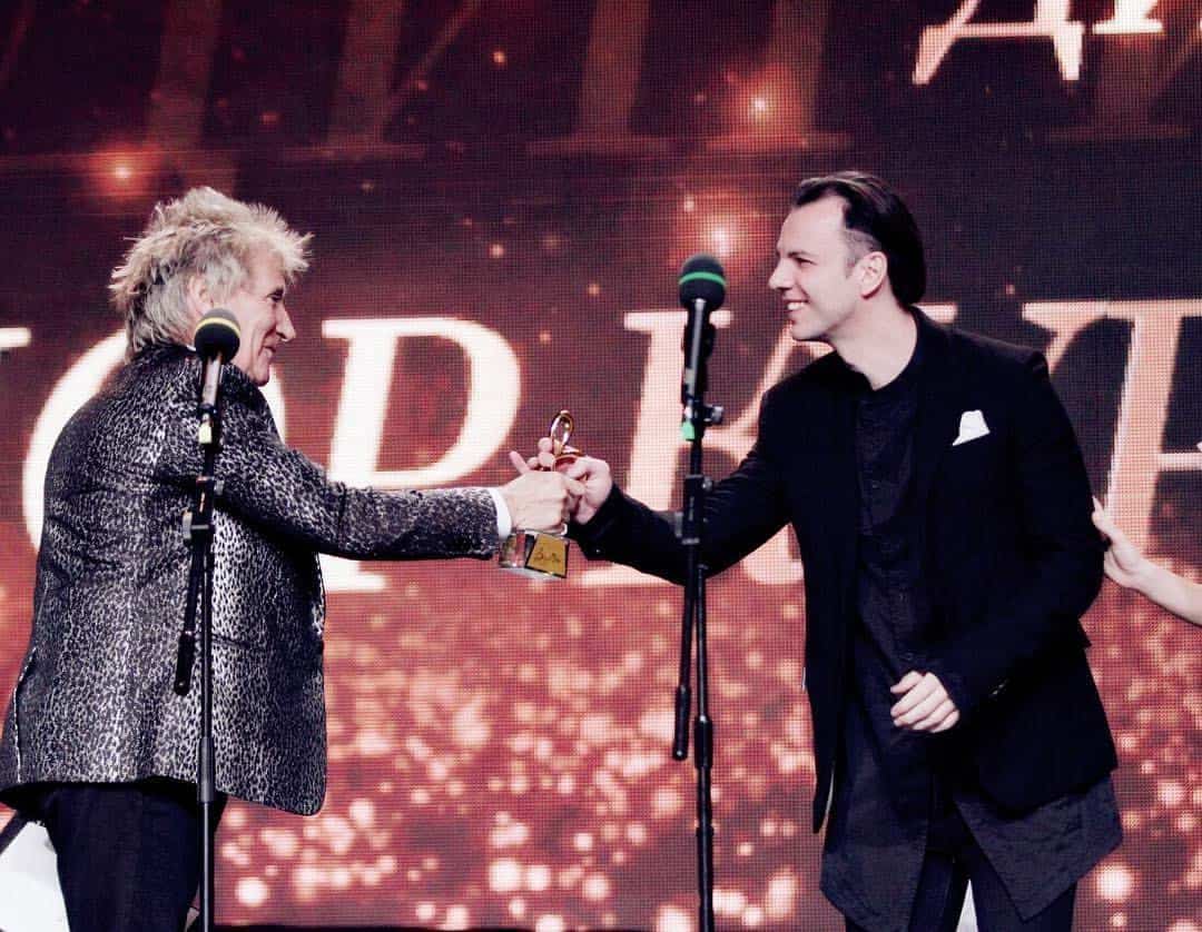 “This beautiful, showy event isn’t my kind of format, since I come from the country” Teodor Currentzis receives the “Conductor of the Year” prize from Rod Stewart.