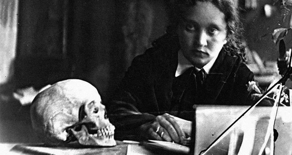 Russian pianist Maria Yudina with a skull