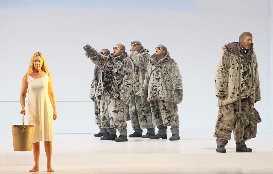 South Pole: Mojca Erdmann (Landlady), Thomas Hampson (Roald Amundsen), Team Amundsen · Photography © Bayerische Staatsoper