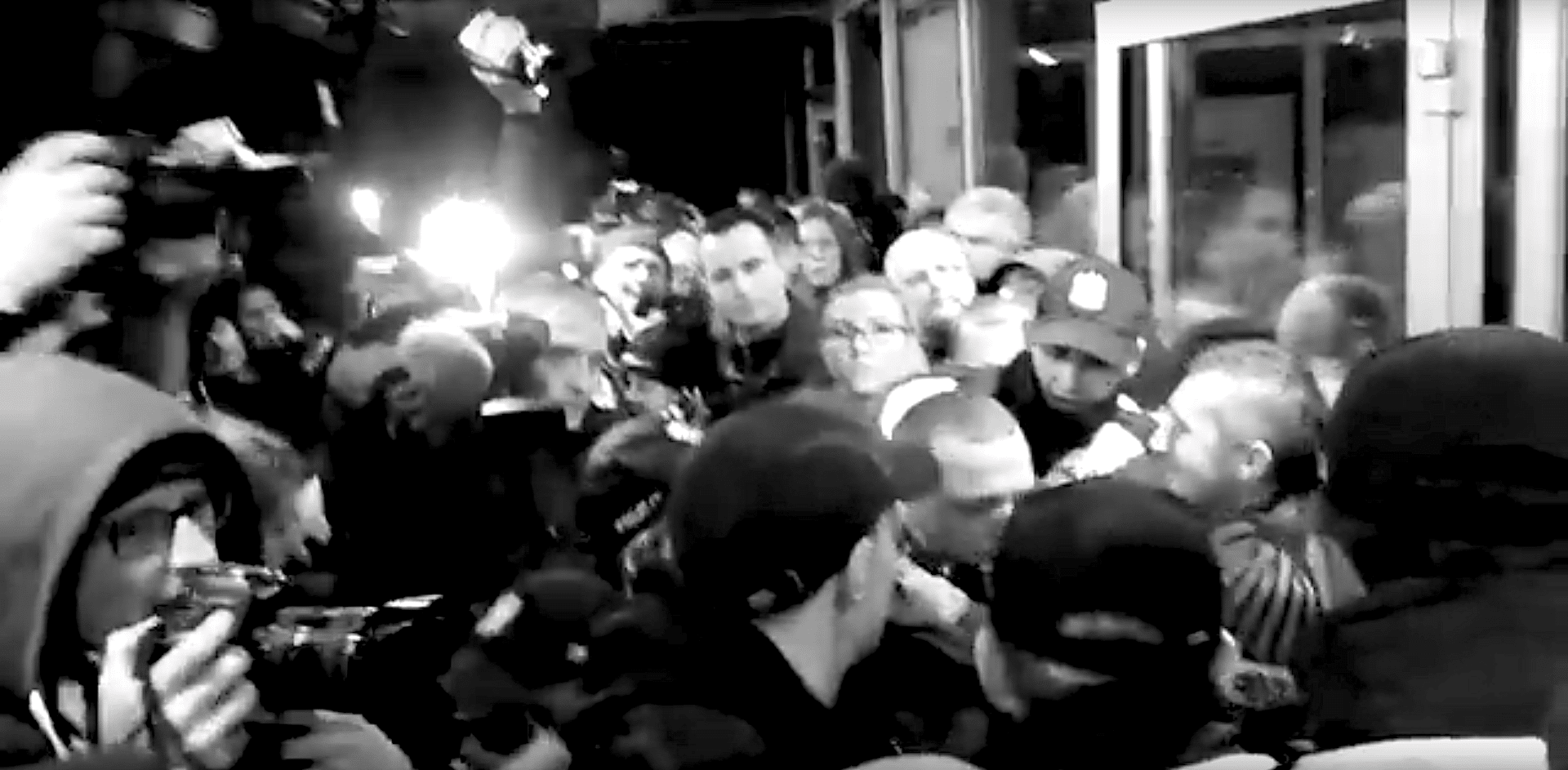 The press captures the protests at Teatr Polski in 2015.